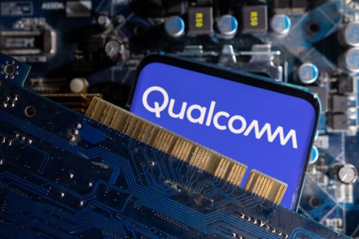 Qualcomm has recently approached Intel to research a potential purchase of the disturbed chipmaker, a source familiar with the case said on Friday, in what could be a transformational agreement in the sector but faces many limitations.