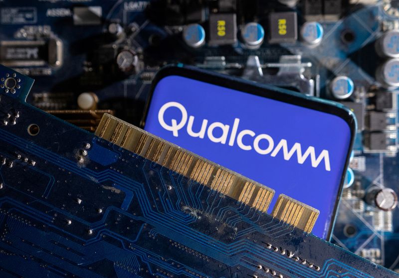 Qualcomm has recently approached Intel to research a potential purchase of the disturbed chipmaker, a source familiar with the case said on Friday, in what could be a transformational agreement in the sector but faces many limitations.